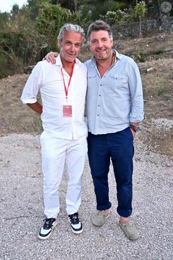 Une belle façon de reprendre le flambeau
Exclusif - David Brécourt et Philippe Lellouche durant la soirée d'ouverture de la ère édition du festival Les Théâtrales d'Eze en plein air à l'oppidum du Col d'Eze avec la pièce "Le jeu de la Vérité", le 5 août 2023.