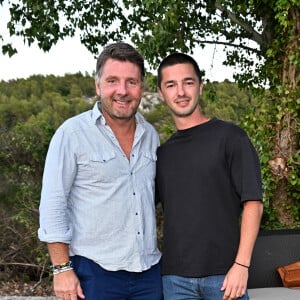 Ainsi, le talent se transmet bien de génération en génération
Exclusif - Philippe Lellouche et son fils Sam durant la soirée d'ouverture de la ère édition du festival Les Théâtrales d'Eze en plein air à l'oppidum du Col d'Eze avec la pièce "Le jeu de la Vérité", le 5 août 2023.