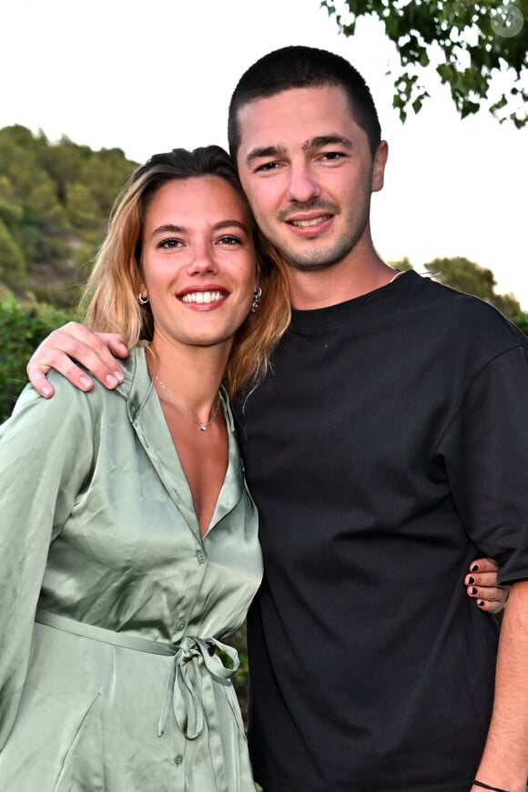 Exclusif - Salomé Brécourt et Sam Lellouche durant la soirée d'ouverture de la ère édition du festival Les Théâtrales d'Eze en plein air à l'oppidum du Col d'Eze avec la pièce "Le jeu de la Vérité", le 5 août 2023.