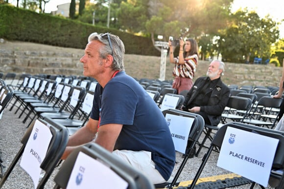 Exclusif - David Brécourt et Francis Huster durant la soirée d'ouverture de la ère édition du festival Les Théâtrales d'Eze en plein air à l'oppidum du Col d'Eze avec la pièce "Le jeu de la Vérité", le 5 août 2023.