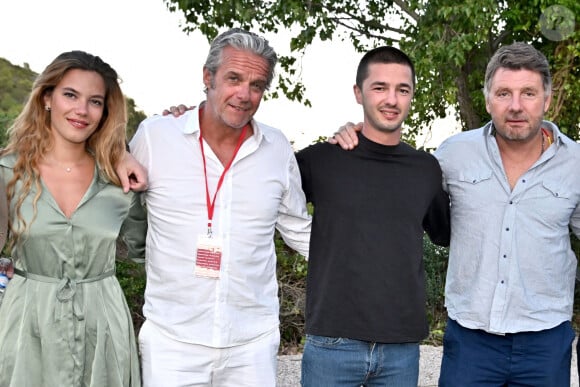 Philippe Lellouche et David Brécourt peuvent être fiers de leurs enfants
Exclusif - Salomé Brécourt, son père David, Sam Lellouche et son père Philippe durant la soirée d'ouverture de la ère édition du festival Les Théâtrales d'Eze en plein air à l'oppidum du Col d'Eze avec la pièce "Le jeu de la Vérité".