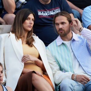 Camille Cerf enceinte et son compagnon Théo Fleury dans les tribunes lors des Internationaux de France de Tennis de Roland Garros 2023. Paris, le 7 juin 2023. © Jacovides-Moreau / Bestimage 