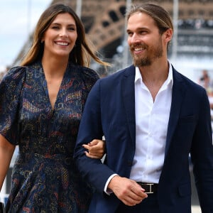 Voilà plusieurs mois que Camille Cerf et son homme rénovent leur nouvelle maison lilloise. Un cocon qu'ils redécorent avec soin. Enchaînant les travaux sans ciller, les tourtereaux en voient enfin le bout.
Camille Cerf, miss France 2015 et ambassadrice LPEJ 2022 et son compagnon Théo Fleury - Reconnaissance des invités people du prix Saint Laurent Eiffel Challenge lors du "Longines Paris Eiffel Jumping" au Champ de Mars à Paris le 26 juin 2022 © Gorassini / Perusseau / Tribeca / Bestimage 