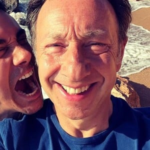Sur Instagram, le présentateur a posté une jolie photo d'eux.
Stéphane Bern et son compagnon Yori Bailleres à Paros.