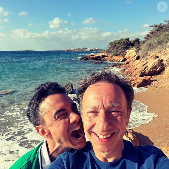 Sur Instagram, le présentateur a posté une jolie photo d'eux.
Stéphane Bern et son compagnon Yori Bailleres à Paros.