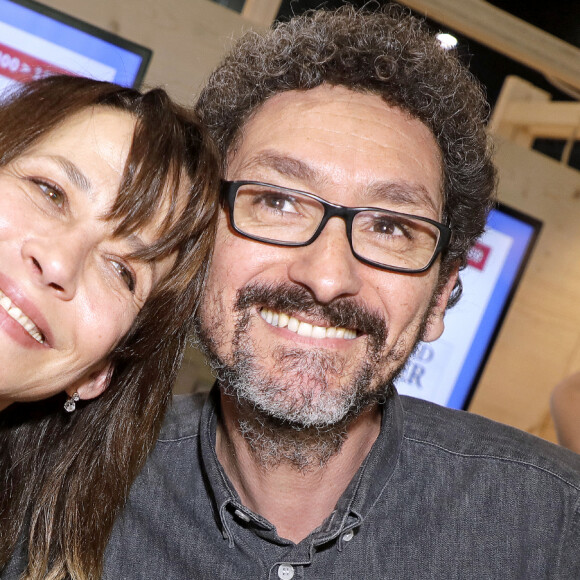 Elle n'est pas partie à Ibiza ou à La Réunion mais bel et bien à la campagne, dans le Périgord, au "pays de la noix".
Sophie Marceau et David Foenkinos - Festival du Livre de Paris 2023 au Grand Palais Éphémère à Paris le 22 avril 2023. © Cedric Perrin / Bestimage