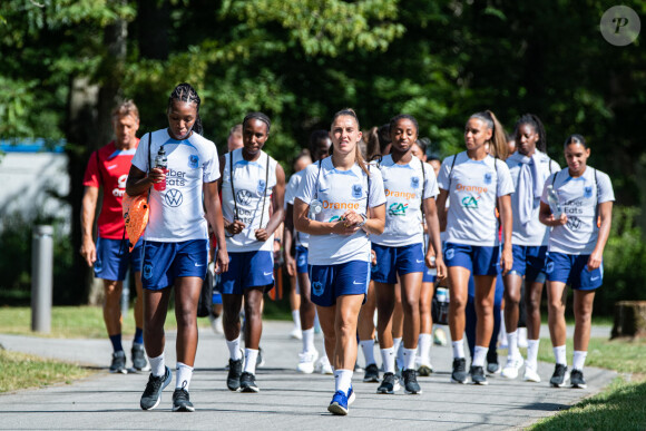 Les stars des Bleues gagnent de bons salaires, mais sans commune mesure avec leurs homologues masculins
Joueuses de l'equipe de France arrivant a l'entrainement - Entrainement de l'équipe de France Feminine à Clairefontaine, le 23 juin 2023.