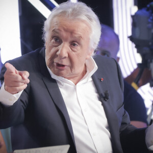 La voix de Michel Sardou résonne souvent en soirée, un peu partout en France, même ailleurs.
Exclusif - Michel Sardou sur le plateau de l'émission Touche pas à mon poste (TPMP). © Jack Tribeca / Bestimage