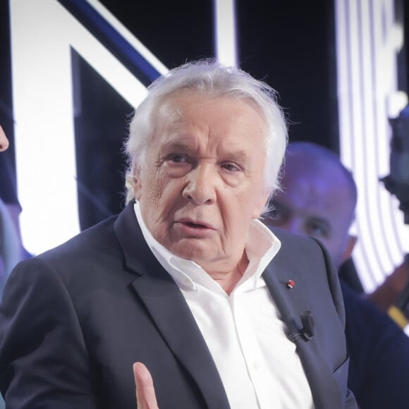 Exclusif - Michel Sardou sur le plateau de l'émission Touche pas à mon poste (TPMP), le 29 août 2022. © Jack Tribeca / Bestimage