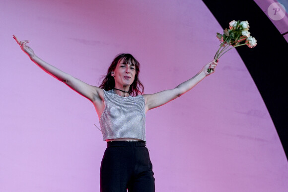 Juliette Armanet en concert sur la scène du Printemps de Pérouge au château de Saint-exupéry à Saint-Maurice de Rémens le 2 juillet 2023.