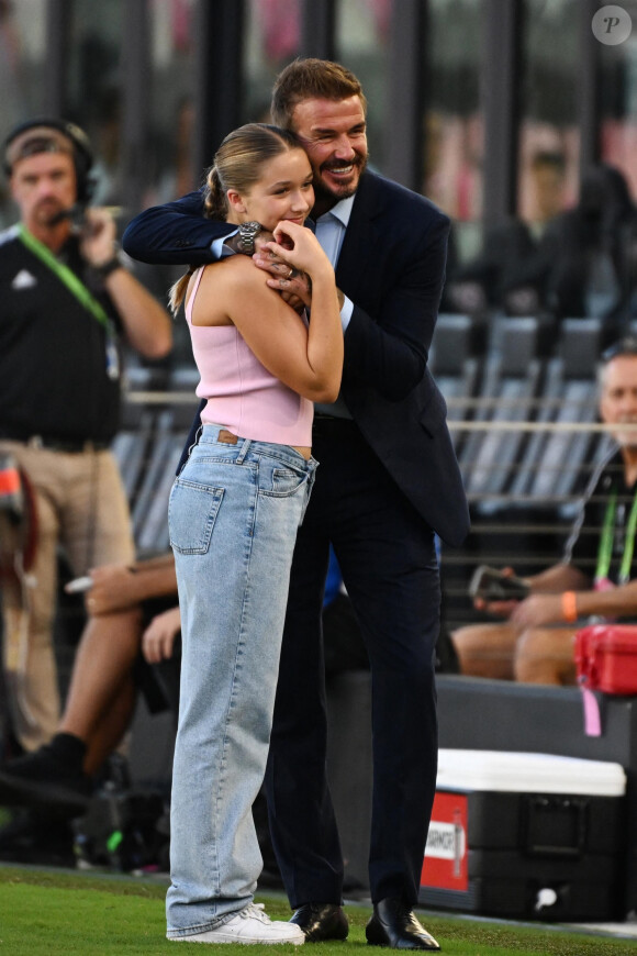 David Beckham, fier de sa fille lors du match de son club, l'Inter Miami AC.
Harper Beckham et Lionel Messi lors des quarts de finale au DRV PNK Stadium à Fort Lauderdale. ©Backgrid USA / Bestimage