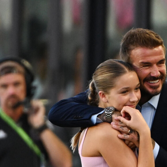 David Beckham, fier de sa fille lors du match de son club, l'Inter Miami AC.
Harper Beckham et Lionel Messi lors des quarts de finale au DRV PNK Stadium à Fort Lauderdale. ©Backgrid USA / Bestimage