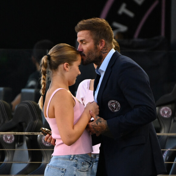 David Beckham embrasse sa fille sur le front lors du match de son club, l'Inter Milan AC.
Harper Beckham et Lionel Messi lors des quarts de finale au DRV PNK Stadium à Fort Lauderdale. ©Backgrid USA / Bestimage