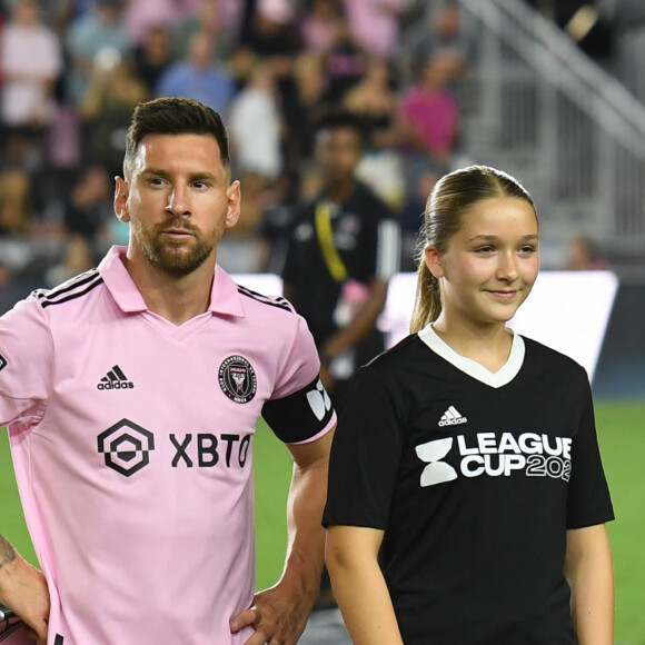 Harper Beckham joue les "escort kid" en amont des quarts de finale entre l'Inter Miami FC et le club de Charlotte.
Harper Beckham et Lionel Messi lors des quarts de finale au DRV PNK Stadium à Fort Lauderdale. ©Backgrid USA / Bestimage