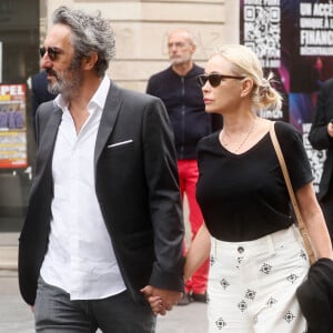 Emmanuel Béart et Frédéric Chaudier son mariés depuis septembre 2018. 
Emmanuelle Béart et son mari Frédéric Chaudier - Arrivées des célébrités aux obsèques de Jane Birkin en l'église Saint-Roch à Paris. Le 24 juillet 2023 © Jacovides-KD Niko / Bestimage