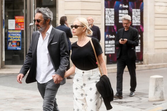 Emmanuel Béart aime se ressourcer près de la mer.
Emmanuelle Béart et son mari Frédéric Chaudier - Arrivées des célébrités aux obsèques de Jane Birkin en l'église Saint-Roch à Paris. Le 24 juillet 2023 © Jacovides-KD Niko / Bestimage