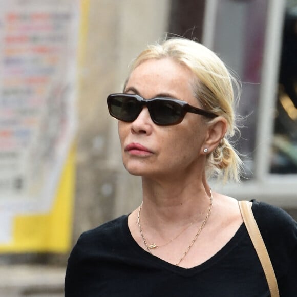 Emmanuel Béart sereine face à l'arrivée de ses 60 ans.
Emmanuelle Béart - Arrivées des célébrités aux obsèques de Jane Birkin en l'église Saint-Roch à Paris. Le 24 juillet 2023 © Jacovides-KD Niko / Bestimage