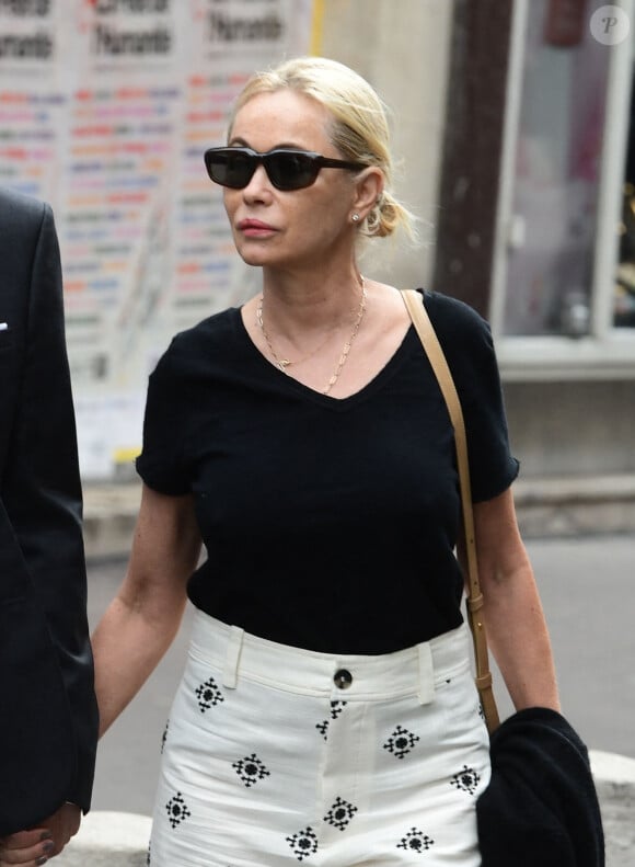 Emmanuelle Béart - Arrivées des célébrités aux obsèques de Jane Birkin en l'église Saint-Roch à Paris. Le 24 juillet 2023 © Jacovides-KD Niko / Bestimage