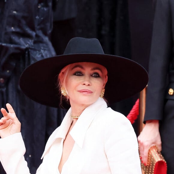 Emmanuelle Béart - Montée des marches du film " Jeanne du Barry " pour la cérémonie d'ouverture du 76ème Festival International du Film de Cannes, au Palais des Festivals à Cannes. Le 16 mai 2023 © Jacovides-Moreau / Bestimage