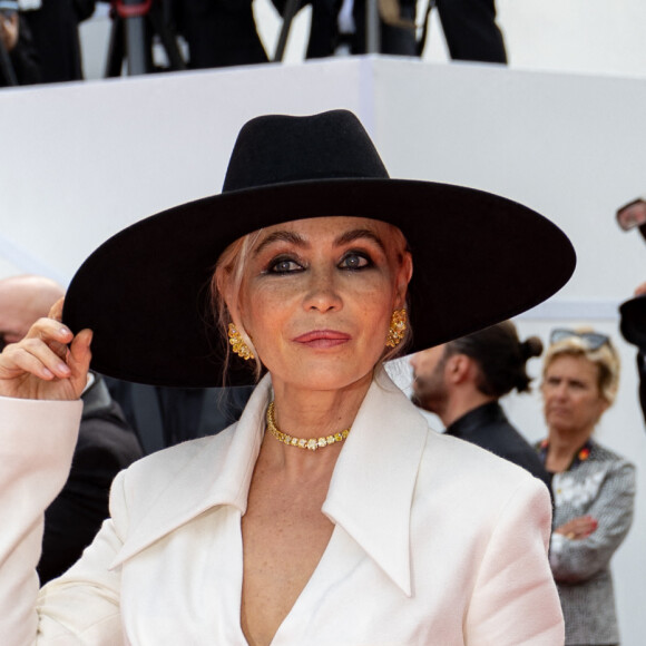 Emmanuelle Béart - Montée des marches du film " Jeanne du Barry " pour la cérémonie d'ouverture du 76ème Festival International du Film de Cannes, au Palais des Festivals à Cannes. Le 16 mai 2023 © Jacovides-Moreau / Bestimage