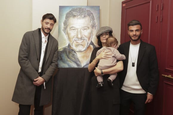 Son fils Abel est lui-même papa depuis peu.
Exclusif - Sandrine Aboukrat Levi avec sa fille Nessyel, et Raphaël et Abel les premiers enfants de D.Levi - Hommage à Daniel Lévi lors d'un gala au théâtre Mogador à Paris au profit de l'association Daniel Lévi le 7 novembre 2022.  © Jack Tribeca / Bestimage 