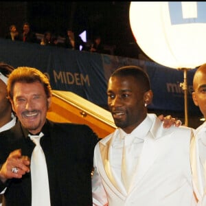 Johnny Hallyday et les rappeurs du ministère Amer - Doc Gyneco, Passy, et Stomy Bugsy à la cérémonie des NRJ Music Awards 2006 à Cannes.