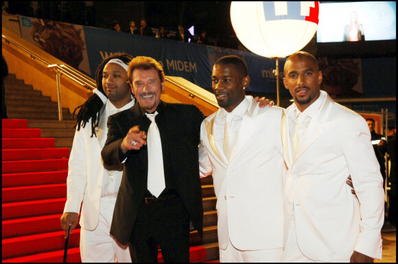 Johnny Hallyday et les rappeurs du ministère Amer - Doc Gyneco, Passy, et Stomy Bugsy à la cérémonie des NRJ Music Awards 2006 à Cannes.