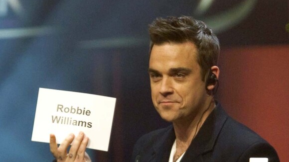 Regardez Robbie Williams, super classe, et Kesha, toujours plus trash, se mettre à la hauteur de Rihanna !