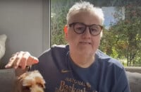 Pierre Ménès filmé sur sa chaîne YouTube en train de frapper son chien.
Pierre Ménès sur YouTube.