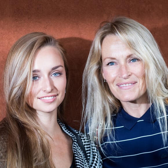 Estelle Lefébure est également la maman de deux filles, Emma Smet...
Estelle Lefebure et sa fille Emma Smet - People au village des Internationaux de Tennis de Roland Garros à Paris, le 6 juin 2018. © Cyril Moreau/Bestimage 