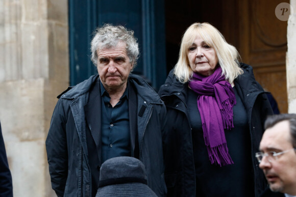 Exclusif - Gérard Leclerc et sa femme Julie - Sorties des obsèques de Jacques Collard en l'église Saint Roch à Paris le 6 avril 2023. Jacques Collard est un restaurateur, acteur et dramaturge belge. Il est l'auteur - seul ou en collaboration - d'une vingtaine d'adaptations théâtrales dont Les Enfants du silence (1993) et Ladies' Night (2001), couronnées respectivement du Molière de l'adaptateur et du Molière du meilleur spectacle comique. Ami des stars3 et proche notamment de Thierry Le Luron et de Jean Marais, Jacques Collard a géré plusieurs de leurs restaurants4 : La Goulue (1969), L'Orangerie avec Jean-Claude Brialy, Le Chamarret (1972)5, Le Wall Street (1980), L'Orée du bois2,6, etc. Il a également dirigé l'Espace Cardin de 1984 à 1992. © Christophe Clovis / Bestimage 