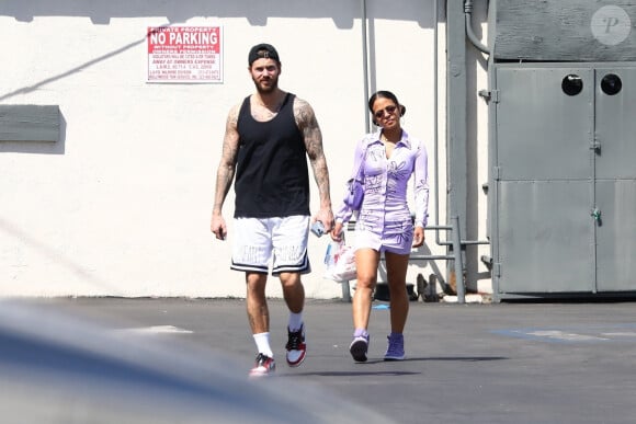 Exclusif - Matt Pokora (M. Pokora) et sa femme Christina Milian se promènent dans les rues de Los Angeles le 6 avril 2022. 