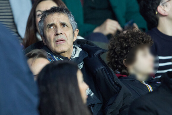 Julien Clerc et son fils Léonard - People en tribunes lors du match de championnat de Ligue 1 Uber Eats opposant le Paris Saint-Germain (PSG) au RC Lens (3-1) au Parc des Princes à Paris le 15 avril 2023. © Cyril Moreau/Bestimage People in the stands during the Ligue 1 Uber Eats championship match between Paris Saint-Germain (PSG) and RC Lens (3-1) at the Parc des Princes in Paris on April 15, 2023.