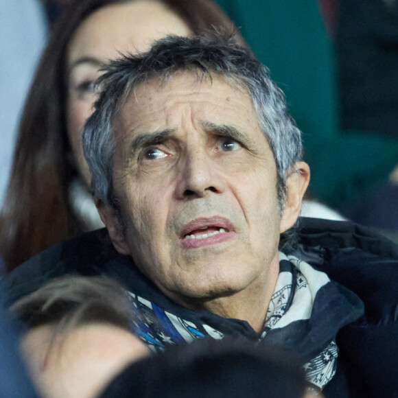 Julien Clerc et son fils Léonard - People en tribunes lors du match de championnat de Ligue 1 Uber Eats opposant le Paris Saint-Germain (PSG) au RC Lens (3-1) au Parc des Princes à Paris le 15 avril 2023. © Cyril Moreau/Bestimage People in the stands during the Ligue 1 Uber Eats championship match between Paris Saint-Germain (PSG) and RC Lens (3-1) at the Parc des Princes in Paris on April 15, 2023.