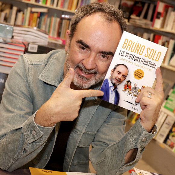 Exclusif - Bruno Solo - Dédicace du livre de Bruno Solo "Les Visiteurs d'histoire" aux éditions du Rocher dans la librairie de G. Collard "La Griffe Noire" à Saint-Maur-des-Fossés le 4 décembre 2021. 