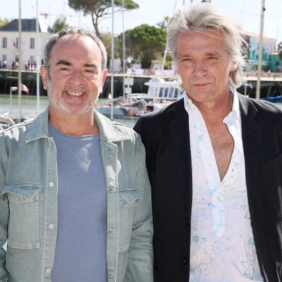 Bruno Solo et Yvan Le Bolloc'h au photocall de la série "Camera café" lors de la 24ème édition du Festival de la Fiction TV de La Rochelle, France, le 17 septembre 2022. © Patrick bernard/Bestimage 