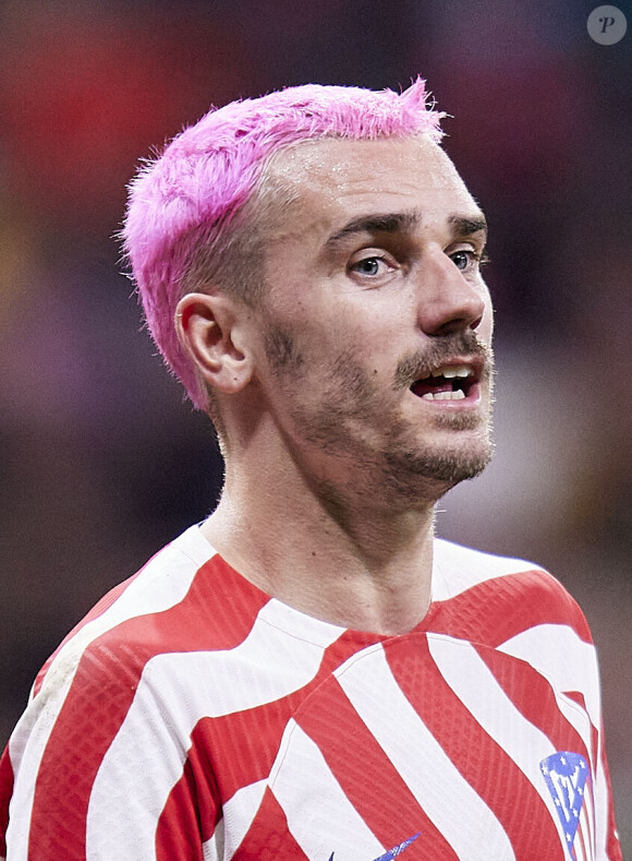 "Ils pensent qu'aux frics , amasser comme des mercenaires", lance l'un d'eux
 
Antoine Griezmann s'est teint les cheveux en rose fluo ! Madrid, le 8 janvier 2023. © Ruben Albarran/Zuma Press/Bestimage