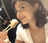 En matière de longévité, ils sont de loin les meilleurs. En effet, le Japon se place en tête des pays où l'espérance de vie est la plus longue au monde. 
Kylie Jenner mange des sushis