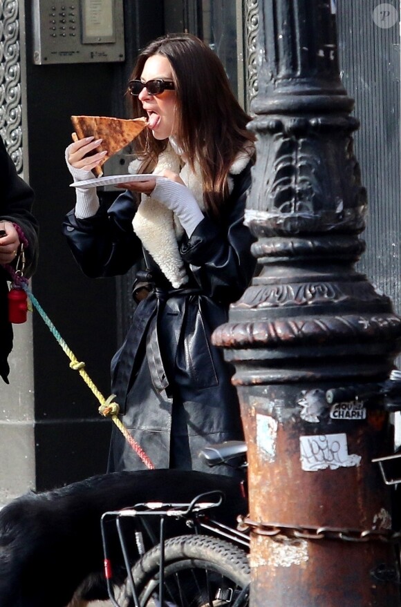 Emily Ratajkowski et son mari Sebastian Bear-McClard promènent leur chien Colombo, dans les rues de New York. Emily grignote une part de pizza. Les amoureux ont passé la journée dans un parc à chien à discuter et à s'embrasser : le couple semble très complice. Le 28 décembre 2019.