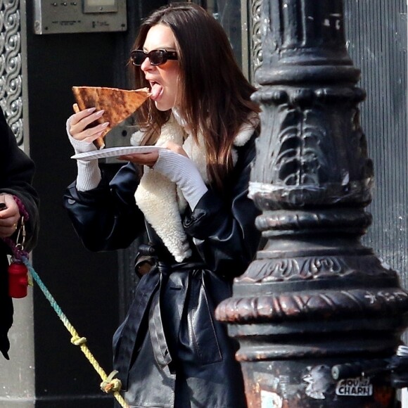 Emily Ratajkowski et son mari Sebastian Bear-McClard promènent leur chien Colombo, dans les rues de New York. Emily grignote une part de pizza. Les amoureux ont passé la journée dans un parc à chien à discuter et à s'embrasser : le couple semble très complice. Le 28 décembre 2019.