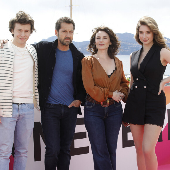 Lucien Belves, Frédéric Diefenthal, Elsa Lunghini et Pola Petrenko au photocall de la série "Ici tout commence" lors de la 5ème saison du festival International des Séries "Canneseries" à Cannes, France, le 2 avril 2022. © Denis Guignebourg/Bestimage 