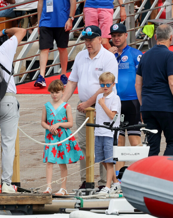 Le Prince Albert II de Monaco et ses enfants, le prince Jacques et la princesse Gabriella de Monaco - Le Prince de Monaco et ses enfants donnent le départ du Riviera Water Bike Challenge au Yacht Club de Monaco. Le Riviera Water Bike Challenge est de retour en 2022 !  © Claudia Albuquerque/Bestimage 