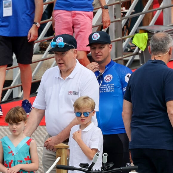 Le Prince Albert II de Monaco et ses enfants, le prince Jacques et la princesse Gabriella de Monaco - Le Prince de Monaco et ses enfants donnent le départ du Riviera Water Bike Challenge au Yacht Club de Monaco. Le Riviera Water Bike Challenge est de retour en 2022 !  © Claudia Albuquerque/Bestimage 