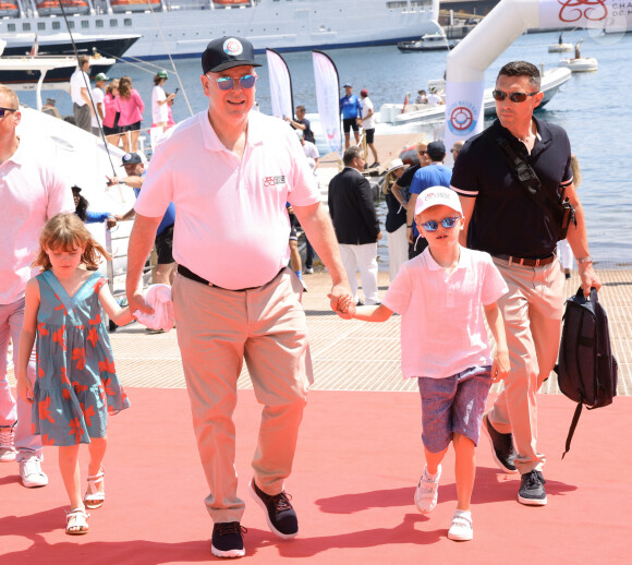 Le Prince Albert II de Monaco et ses enfants, le prince Jacques et la princesse Gabriella de Monaco - Cap Optimist en association avec la fondation princesse Charlène départ du port de Monaco pour une traversée jusqu'à Athènes en relais les Waterwoman pour un defi mondial caritatif inédit au profit des enfants vulnérables qui combattent le cancer Stéphanie Barneix, Emmanuelle Bescheron, Margot Calvet, Alexandra Lux, Marie Goyeneche, et Itziar Abascal. © Jean-Charles Vinaj/Pool Monaco/Bestimage 