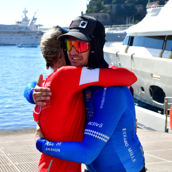 La princesse Charlène de Monaco et son frère Gareth Wittstock - La famille princière de Monaco à l'arrivée de la 3ème édition de la course "The Crossing : Calvi-Monaco Water Bike Challenge". Ce défi caritatif organisé par la Fondation Princesse Charlène se déroule les 12 et 13 septembre. Deux équipes de quatre athlètes, parmi lesquels la Princesse et son frère Gareth Wittstock, secrétaire général de la fondation, vont se relayer en water bike durant 24h pour relier les 180km qui séparent Calvi de Monaco. Monaco, le 13 septembre 2020. © Bruno Bebert/Bestimage 