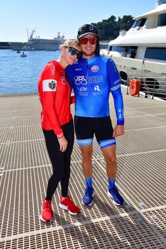 Et tous les deux assisteront, avec son frère Gareth, à une compétition de Water Bike.
La princesse Charlène de Monaco et son frère Gareth Wittstock - La famille princière de Monaco à l'arrivée de la 3ème édition de la course "The Crossing : Calvi-Monaco Water Bike Challenge". Ce défi caritatif organisé par la Fondation Princesse Charlène se déroule les 12 et 13 septembre. Deux équipes de quatre athlètes, parmi lesquels la Princesse et son frère Gareth Wittstock, secrétaire général de la fondation, vont se relayer en water bike durant 24h pour relier les 180km qui séparent Calvi de Monaco. Monaco, le 13 septembre 2020. © Bruno Bebert/Bestimage 