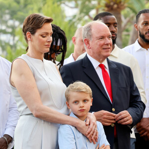 Le prince Albert II de Monaco, la princesse Charlène de Monaco, le prince Jacques de Monaco, marquis des Baux et les joueurs de la Roca Team - La famille princière de Monaco a accueillie et félicitée l'équipe de basketball monégasque la Roca Team championne de France de basket-ball Elite Betclic au palais Princier de Monaco, le 17 juin 2023. © Claudia Albuquerque/Bestimage 