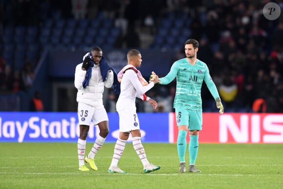 Kylian MBappé a affiché son soutien à Sergio Rico en partageant la photo de sa sortie d'hôpital
Kylian Mbappé, Sergio Rico et Tanguy Kouassi lors du match de Champions League "PSG - Galatasaray (5-0)" au Parc des Princes à Paris, le 11 décembre 2019.