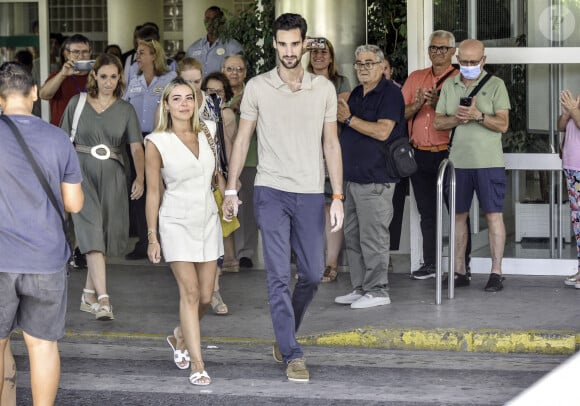 Le gardien du Paris Saint-Gemain, Sergio Rico, accompagné de son épouse Alba Silva, sortant de l'hôpital 82 jours après avoir été hospitalisé après une chute à cheval lors de la foire de Séville. Le gardien espagnol a été libéré le vendredi 18 août et bien qu'il devra suivre une rééducation, il pourra rentrer chez lui pour être avec sa famille et ses amis à Madrid, Espagne, le 18 août 2023.