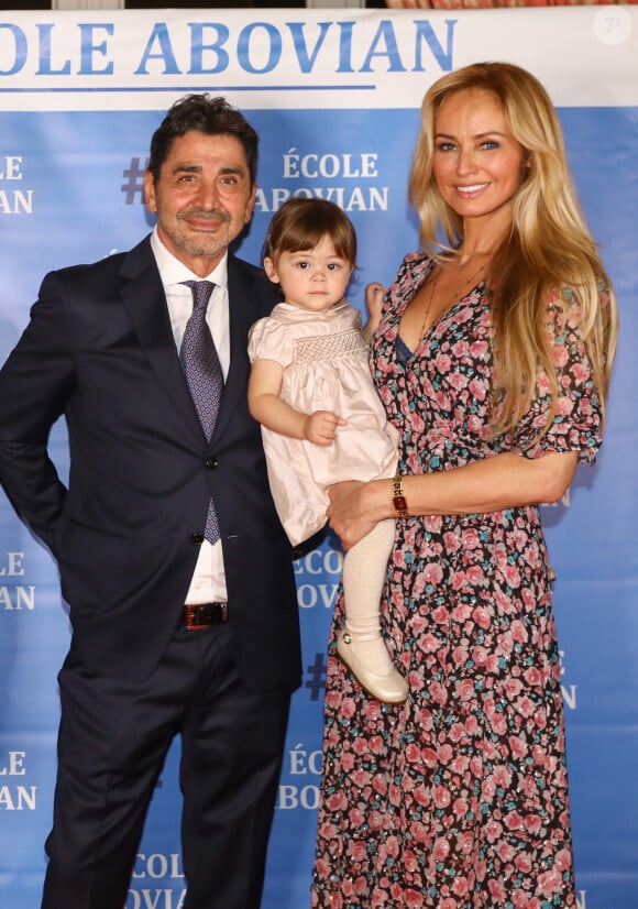 Nina est celle qui la comble de bonheur
Aram Ohanian, Adriana Karembeu et leur fille Nina Ohanian - Photocall de la soirée caritative organisée au Palais du Pharo, au profit de l'école arménienne Abovian. Marseille, le 26 octobre 2019. Adriana, son mari et leur fille sont invités d'honneur de la soirée organisée autour du thème de l'enfance par E.Melkonian et K.Khurshudyan. Adriana a reçu la médaille Charles Aznavour en présence de M.Vassal (présidente du conseil de la métropole d'Aix-Marseille-Provence et du conseil départemental des Bouches-du-Rhône), de R.Findykian et D.Gasparyan, maire de Echmiadzine, le "vatican arménien" et la première femme à devenir maire en Arménie. © Philippe Doignon / Bestimage 